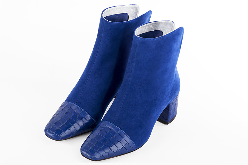 Electric blue women's ankle boots with a zip at the back. Square toe. Medium block heels. Front view - Florence KOOIJMAN